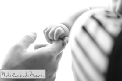 パパの手と赤ちゃんの手✨ 素敵な写真です✨